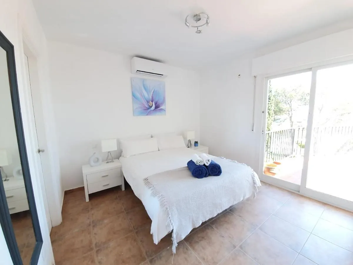 5 Bedroom Villa With Heated Pool With Breath-Taking Sea Views, Walking Distances To Shops Restaurants Beach Манилва
